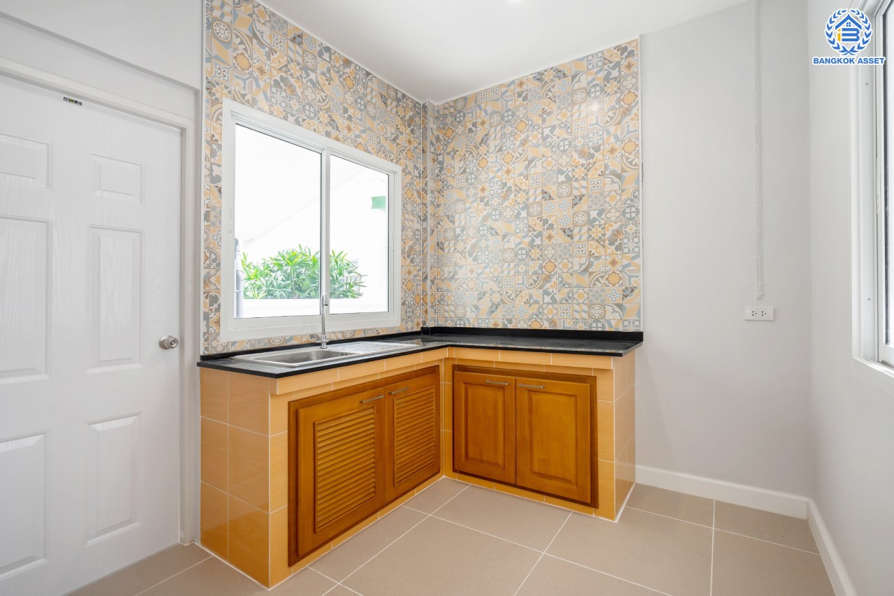 บ้านมือสองตกแต่งใหม่ ม.ปาริชาต ปิ่นเกล้า-พุทธมณฑลสาย4 แบรนด์ LH เนื้อที่ 51.2 ตร.ว. ฟังก์ชันครบ 3 ห้องนอน 2 ห้องน้ำ 1 ห้องอเนกประสงค์ 1 ที่จอดรถ บนทำเลศักยภาพ เชื่อมสู่ทางคู่ขนานลอยฟ้าบรมราชชนนี ใกล้ ม.มหิดล เซ็นทรัลศาลายา และรายล้อมด้วยสิ่งอำนวยความสะดวกครบครัน...